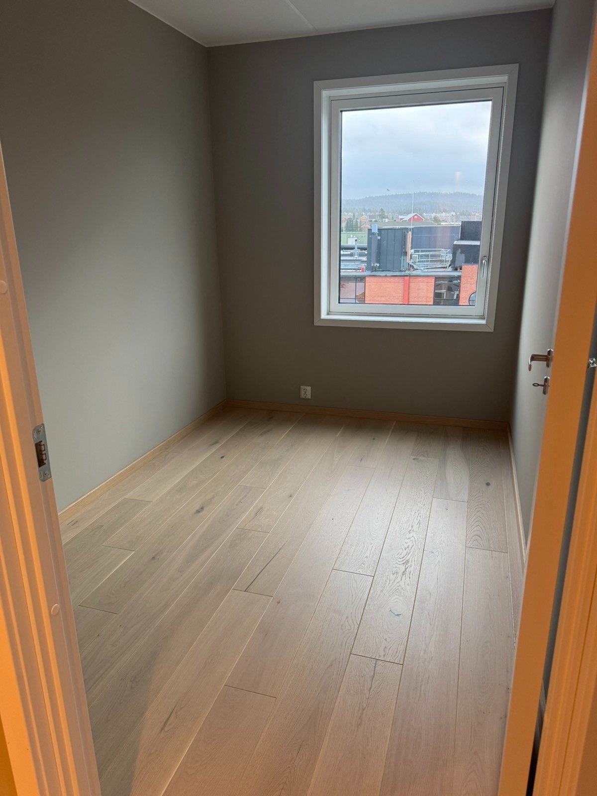 Soverom 2;
Soverom som egner seg godt som barnerom, gjesterom eller hjemmekontor. 